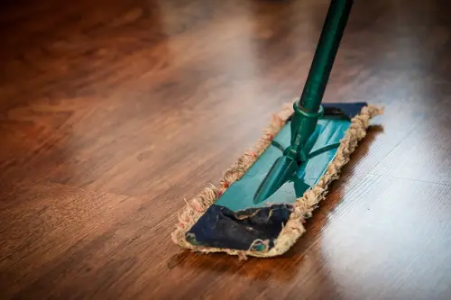 Pulizie di primavera, cosa fare per pulire le maniglie d'ottone e il parquet?