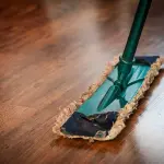 Pulizie di primavera, cosa fare per pulire le maniglie d'ottone e il parquet?