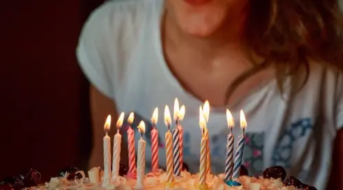 Come festeggiare i 18 anni con una sana risata?