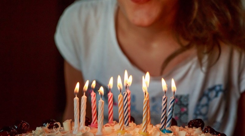Come festeggiare i 18 anni con una sana risata?