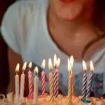 Come festeggiare i 18 anni con una sana risata?