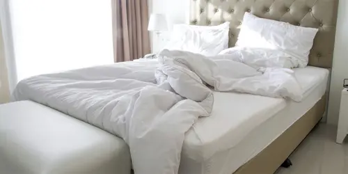 Cosa fare per pulire vomito bambino dal letto? Consigli utili!